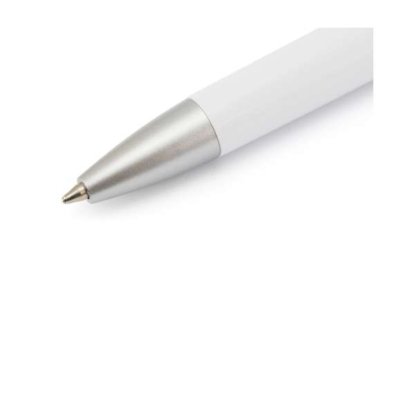 Bolígrafo de mecanismo pulsador de atrevido diseño tricolor con accesorios en vivos colores y cuerpo de suave acabado en color blanco sólido. Con original clip curvado a juego y cómoda empuñadura. Tinta azul.
