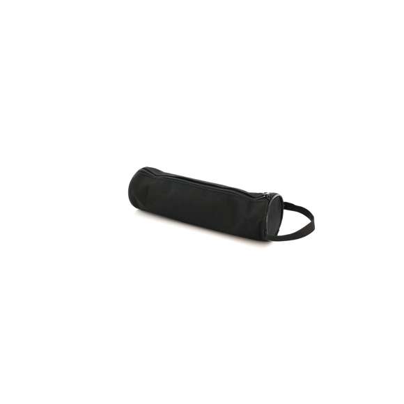 Clásico estuche de cremallera y diseño cilíndrico en resistente poliéster 600D. Con práctica asa de transporte y cremallera a juego.