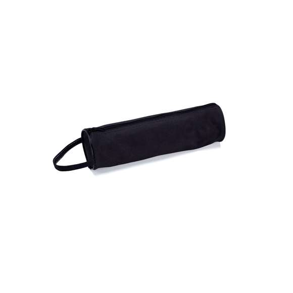 Clásico estuche de cremallera y diseño cilíndrico en resistente poliéster 600D. Con práctica asa de transporte y cremallera a juego.