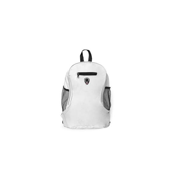 Mochila de poliéster 600D. Fabricada en divertidos y variados colores con amplia apertura de su bolsa principal y práctico bolsillo en la parte central. Cuenta con dos bolsillos elásticos de redecilla a los lados y una salida de auriculares en la parte frontal. Accesorios en color negro, con cintas de hombros cómodas, acolchadas y ajustables.