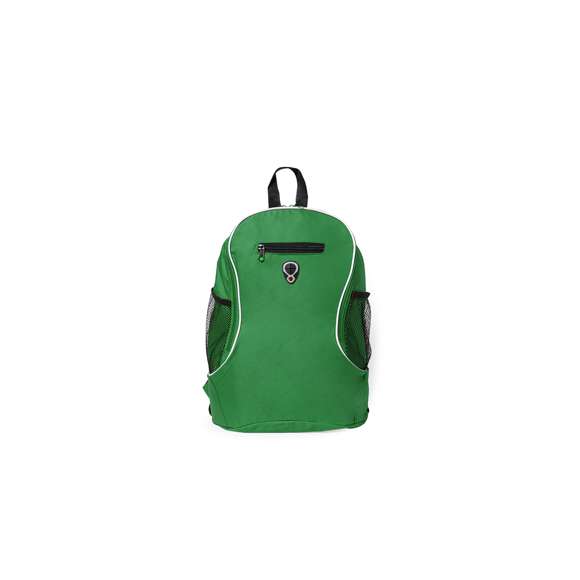 Mochila de poliéster 600D. Fabricada en divertidos y variados colores con amplia apertura de su bolsa principal y práctico bolsillo en la parte central. Cuenta con dos bolsillos elásticos de redecilla a los lados y una salida de auriculares en la parte frontal. Accesorios en color negro, con cintas de hombros cómodas, acolchadas y ajustables.