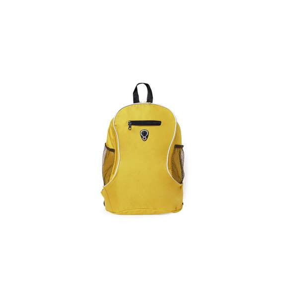Mochila de poliéster 600D. Fabricada en divertidos y variados colores con amplia apertura de su bolsa principal y práctico bolsillo en la parte central. Cuenta con dos bolsillos elásticos de redecilla a los lados y una salida de auriculares en la parte frontal. Accesorios en color negro, con cintas de hombros cómodas, acolchadas y ajustables.