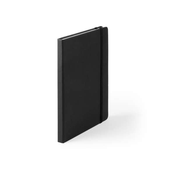 Bloc de notas A5 con tapas duras fabricado en suave polipiel y con 100 hojas lisas. Incluye marcapáginas de tela y banda elástica a juego. Disponible en una extensa gama de colores y presentado en bolsa individual de papel reciclado.