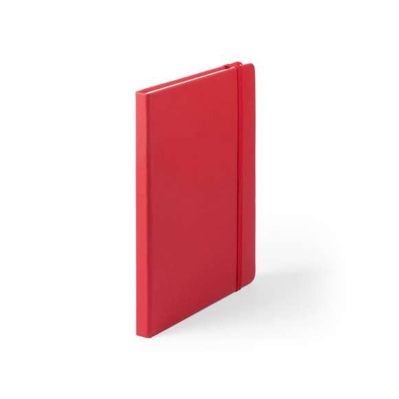 Bloc de notas A5 con tapas duras fabricado en suave polipiel y con 100 hojas lisas. Incluye marcapáginas de tela y banda elástica a juego. Disponible en una extensa gama de colores y presentado en bolsa individual de papel reciclado.