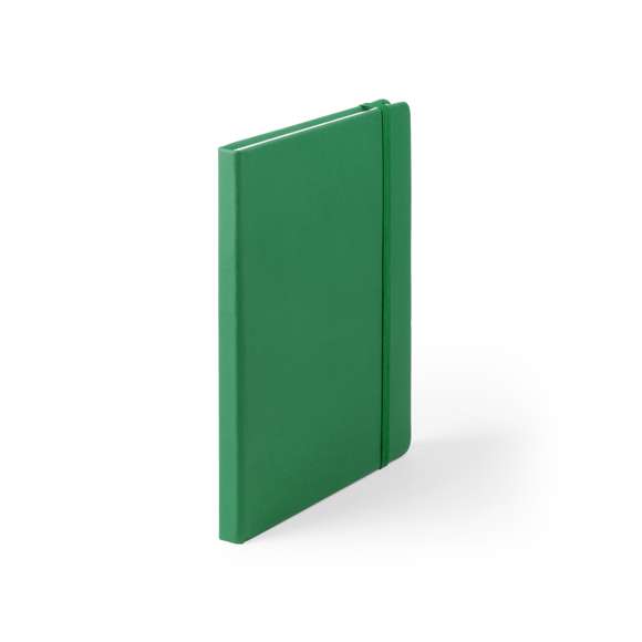 Bloc de notas A5 con tapas duras fabricado en suave polipiel y con 100 hojas lisas. Incluye marcapáginas de tela y banda elástica a juego. Disponible en una extensa gama de colores y presentado en bolsa individual de papel reciclado.