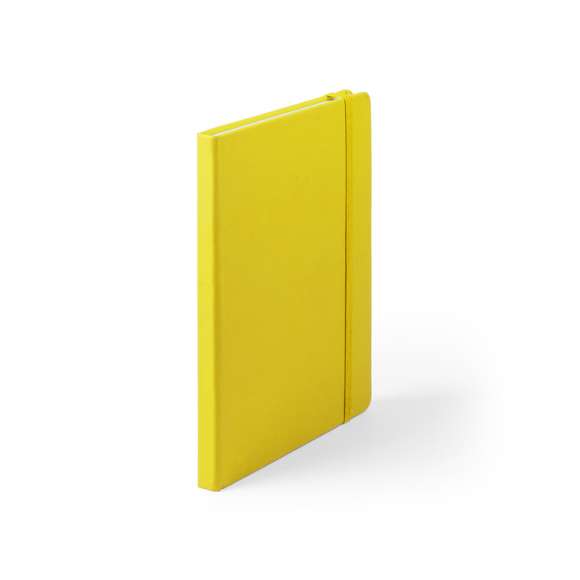 Bloc de notas A5 con tapas duras fabricado en suave polipiel y con 100 hojas lisas. Incluye marcapáginas de tela y banda elástica a juego. Disponible en una extensa gama de colores y presentado en bolsa individual de papel reciclado.