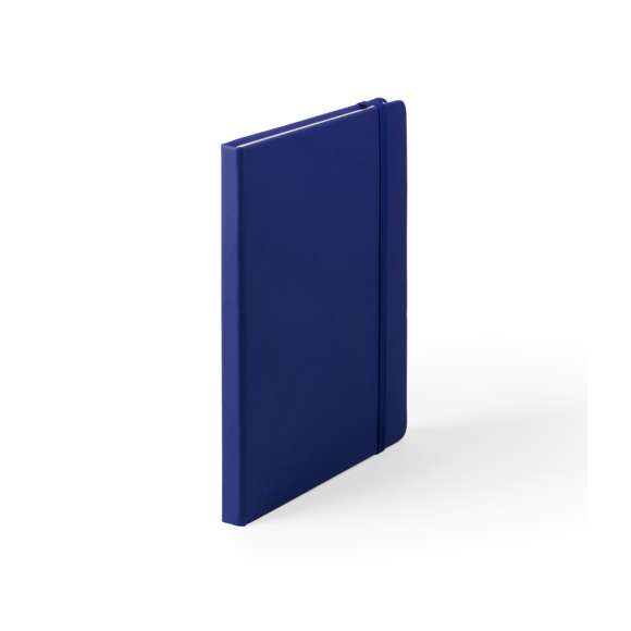 Bloc de notas A5 con tapas duras fabricado en suave polipiel y con 100 hojas lisas. Incluye marcapáginas de tela y banda elástica a juego. Disponible en una extensa gama de colores y presentado en bolsa individual de papel reciclado.