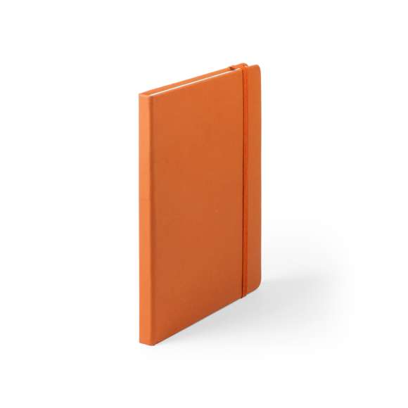 Bloc de notas A5 con tapas duras fabricado en suave polipiel y con 100 hojas lisas. Incluye marcapáginas de tela y banda elástica a juego. Disponible en una extensa gama de colores y presentado en bolsa individual de papel reciclado.