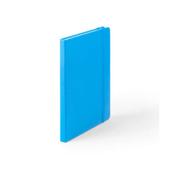 Bloc de notas A5 con tapas duras fabricado en suave polipiel y con 100 hojas lisas. Incluye marcapáginas de tela y banda elástica a juego. Disponible en una extensa gama de colores y presentado en bolsa individual de papel reciclado.