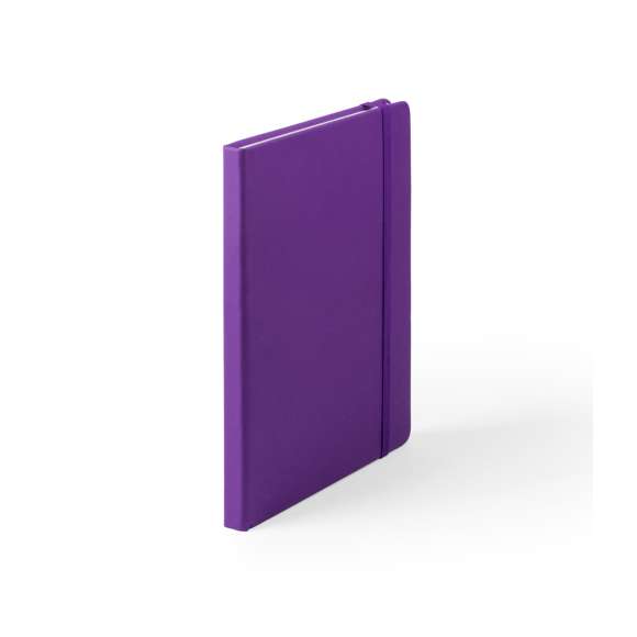 Bloc de notas A5 con tapas duras fabricado en suave polipiel y con 100 hojas lisas. Incluye marcapáginas de tela y banda elástica a juego. Disponible en una extensa gama de colores y presentado en bolsa individual de papel reciclado.