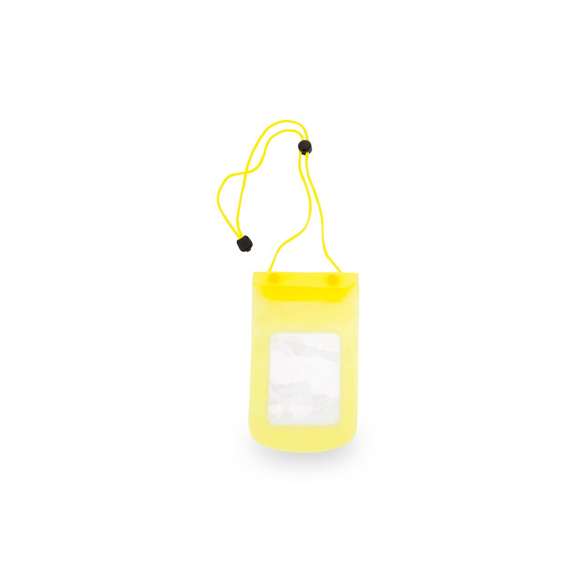 Práctico portatodo impermeable en PVC de acabado translúcido con ventana frontal transparente. Con función táctil y cierre estanco. Solapa con cierre de corchete a juego y cinta de transporte a juego con accesorio de ajuste.