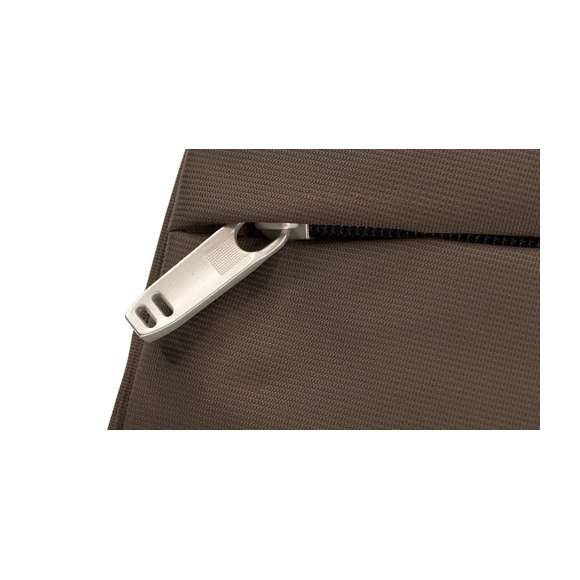 Práctico maletín portadocumentos de elegante acabado en microfibra y con asas reforzadas de aluminio. Con prácticos bolsillos frontales a juego y originales tiradores.