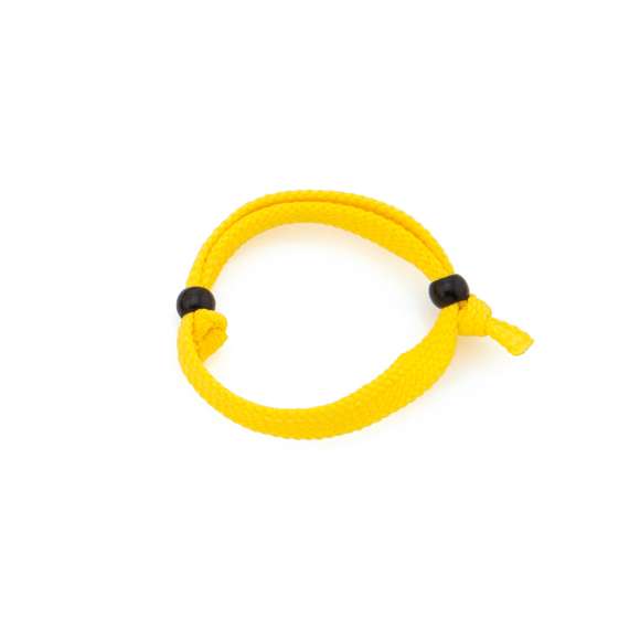 Pulsera ajustable en poliéster y amplia gama de colores. Con terminación en nudo y accesorio de ajuste.