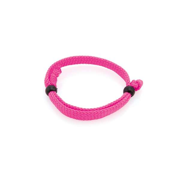 Pulsera ajustable en poliéster y amplia gama de colores. Con terminación en nudo y accesorio de ajuste.