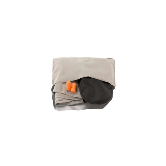  	Set de viaje de 3 accesorios presentado en funda suave antelina en vivos colores. Incluye mascarilla en suave y confortable microfibra de acabado en color negro con doble elástico de ajuste a juego, almohadilla inflable para cuello en antelina y tapones en confortable material EVA de color naranja.