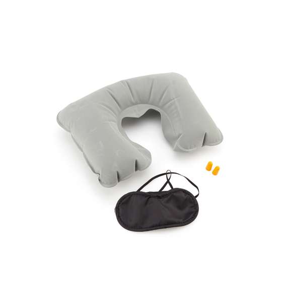  	Set de viaje de 3 accesorios presentado en funda suave antelina en vivos colores. Incluye mascarilla en suave y confortable microfibra de acabado en color negro con doble elástico de ajuste a juego, almohadilla inflable para cuello en antelina y tapones en confortable material EVA de color naranja.