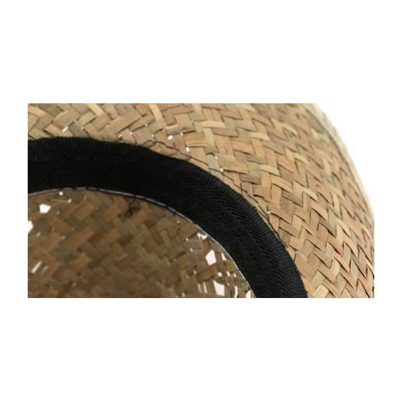 Sombrero de paja. Fabricado con paja trenzada en color verde natural, su forma de confeccionarlo hace que sea transpirable. Cuenta con una cinta interior para que sea más confortable.