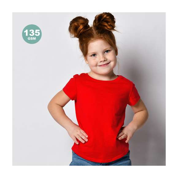 Camiseta para niño en material 100% algodón de 135g/m2. Disponible en variada gama de vivos colores y en tallas 4-5, 6-8, 10-12.