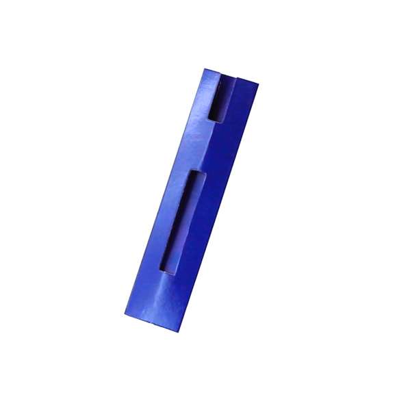 Funda para bolígrafo en resistente cartón de vivos colores y con diseño de ventana.
