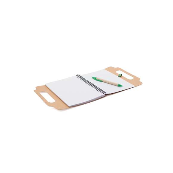 Bloc de notas adhesivas de anillas con bolígrafo de cartón reciclado incluido. De original diseño, con asas de transporte troqueladas y tapas de suave tacto acabadas en resistente cartón reciclado rígido. Con soporte para bolígrafo integrado, incluye bloc de 70 hojas con lineas horizontales, 25 notas adhesivas medianas y 125 mini notas adhesivas.