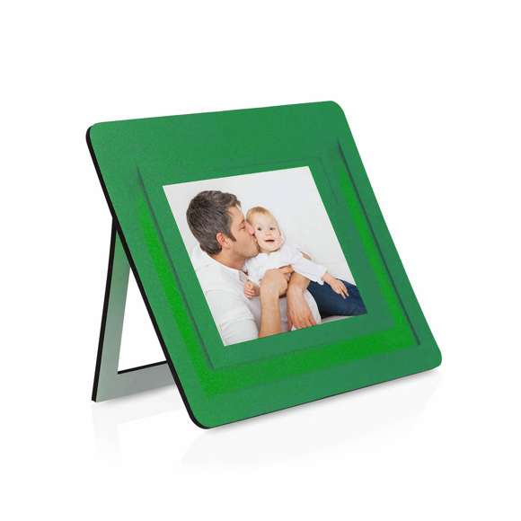 Original alfombrilla con portafotos integrado en suave combinación de PVC y EVA. Para fotografías de 10x15cm y con base acolchada antideslizante.