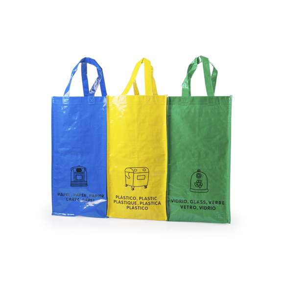 Set de 3 bolsas de reciclaje amarilla-verde-azul en resistente pp-woven laminado de 125g/m2 de acabado brillante. Incluye 3 bolsas de 23x45x23cm unidas entre sí mediante resistentes velcros laterales. Con asas reforzadas e indicación de tipos de residuo: plástico y envases, vidrio y papel.