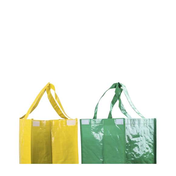 Set de 3 bolsas de reciclaje amarilla-verde-azul en resistente pp-woven laminado de 125g/m2 de acabado brillante. Incluye 3 bolsas de 23x45x23cm unidas entre sí mediante resistentes velcros laterales. Con asas reforzadas e indicación de tipos de residuo: plástico y envases, vidrio y papel.
