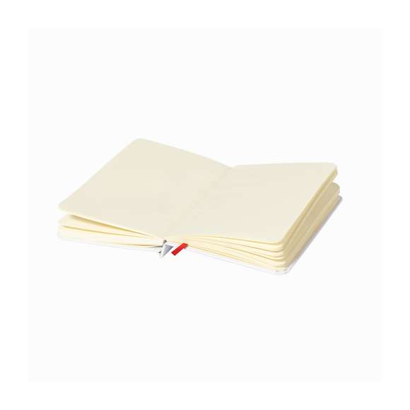 Bloc de notas con tapas de suave tacto acabadas en resistente cartón de elegante acabado en blanco. Especialmente diseñado para marcaje digital en tapas, cuenta con 80 hojas lisas además de elástico de sujeción y marcapáginas de tela a juego.