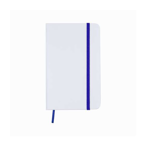 Bloc de notas con tapas de suave tacto acabadas en resistente cartón de elegante acabado en blanco. Especialmente diseñado para marcaje digital en tapas, cuenta con 80 hojas lisas además de elástico de sujeción y marcapáginas de tela a juego.