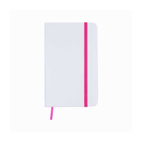 Bloc de notas con tapas de suave tacto acabadas en resistente cartón de elegante acabado en blanco. Especialmente diseñado para marcaje digital en tapas, cuenta con 80 hojas lisas además de elástico de sujeción y marcapáginas de tela a juego.