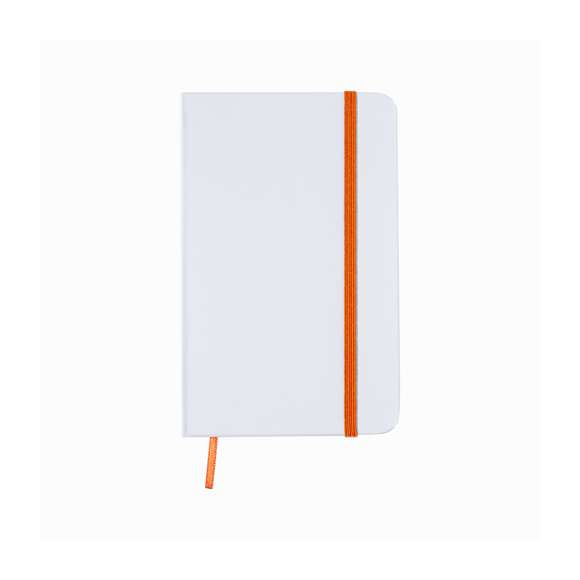 Bloc de notas con tapas de suave tacto acabadas en resistente cartón de elegante acabado en blanco. Especialmente diseñado para marcaje digital en tapas, cuenta con 80 hojas lisas además de elástico de sujeción y marcapáginas de tela a juego.