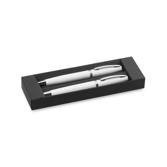 Elegante set de bolígrafo de mecanismo giratorio y roller de capucha en sobrio diseño. De cuerpo de aluminio en suave acabado con accesorios en colores plateados. Presentado en estuche individual de cartón con funda en color negro. Bolígrafo con cartucho jumbo. En tinta azul.