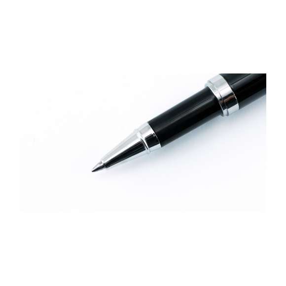 Elegante set de bolígrafo de mecanismo giratorio y roller de capucha en sobrio diseño. De cuerpo de aluminio en suave acabado con accesorios en colores plateados. Presentado en estuche individual de cartón con funda en color negro. Bolígrafo con cartucho jumbo. En tinta azul.