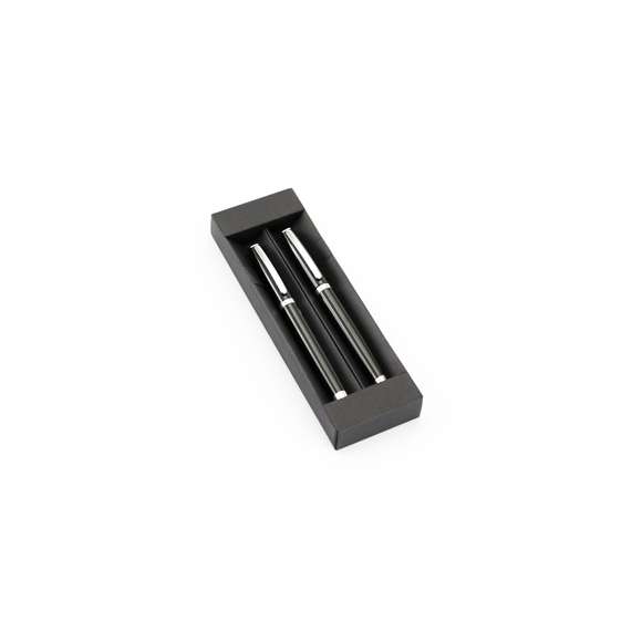 Elegante set de bolígrafo de mecanismo giratorio y roller de capucha en sobrio diseño. De cuerpo de aluminio en suave acabado con accesorios en colores plateados. Presentado en estuche individual de cartón con funda en color negro. Bolígrafo con cartucho jumbo. En tinta azul.