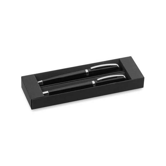 Elegante set de bolígrafo de mecanismo giratorio y roller de capucha en sobrio diseño. De cuerpo de aluminio en suave acabado con accesorios en colores plateados. Presentado en estuche individual de cartón con funda en color negro. Bolígrafo con cartucho jumbo. En tinta azul.