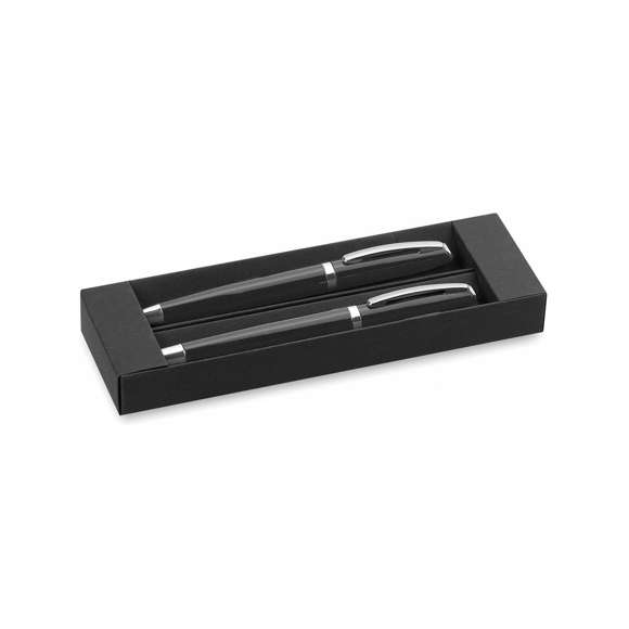 Elegante set de bolígrafo de mecanismo giratorio y roller de capucha en sobrio diseño. De cuerpo de aluminio en suave acabado con accesorios en colores plateados. Presentado en estuche individual de cartón con funda en color negro. Bolígrafo con cartucho jumbo. En tinta azul.