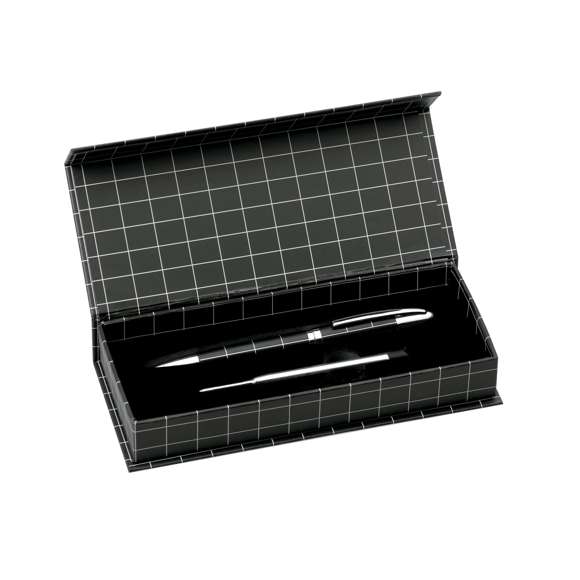 Elegante bolígrafo de mecanismo giratorio en sobrio diseño bicolor. De cuerpo metálico en suave acabado con accesorios en colores plateados. Presentado en elegante estuche individual en color negro con cierre de imán. De cartucho jumbo, con recambio incluido y en tinta azul.