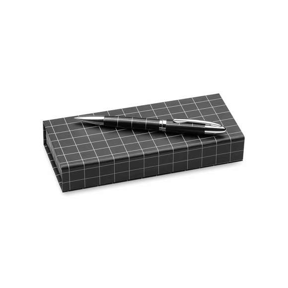 Elegante bolígrafo de mecanismo giratorio en sobrio diseño bicolor. De cuerpo metálico en suave acabado con accesorios en colores plateados. Presentado en elegante estuche individual en color negro con cierre de imán. De cartucho jumbo, con recambio incluido y en tinta azul.