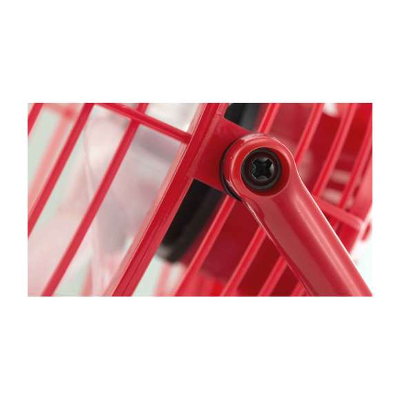 Atrevido mini ventilador de escritorio con conexión USB en divertidos colores. De compacto y resistente diseño, incorpora interruptor en la parte trasera, además de una generosa zona central para impresión en tampografía o gota de resina. Presentado en atractiva caja de diseño.