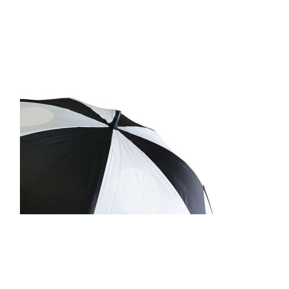  	Paraguas de Golf de 8 paneles de sobrio diseño bicolor y 135cm de diámetro y de apertura manual. En resistente material pongee con sistema de seguridad antiviento. Con varillas de fibra en color negro, cierre doble de velcro y suave mango acolchado en espuma. Presentado en funda del mismo material en elegante color negro.