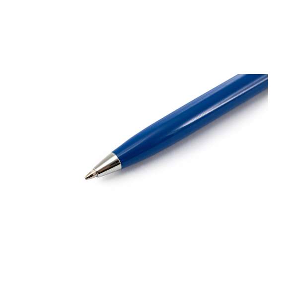 Original bolígrafo puntero de mecanismo giratorio con divertido líquido burbujeante en parte superior. Cuerpo metálico en suave acabado de vivos colores y accesorios en color plateado brillante. En tinta azul.