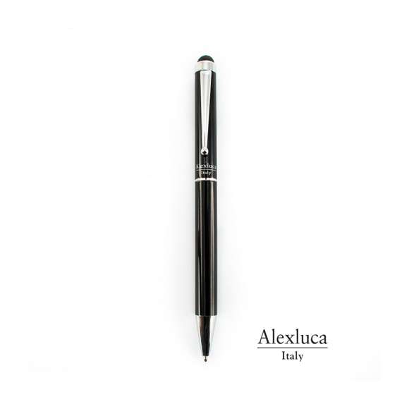 Bolígrafo puntero de Alexluca de mecanismo giratorio con suave cuerpo metálico de elegante color negro. Clip y punta de diseño a juego. Presentado en estuche individual negro con logotipo de la marca. Tinta azul.