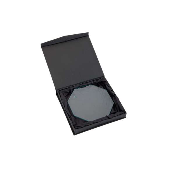 Placa trofeo de grueso cristal con elegante diseño octogonal. Especialmente diseñada para marcaje a láser y presentada en estuche de protección individual.