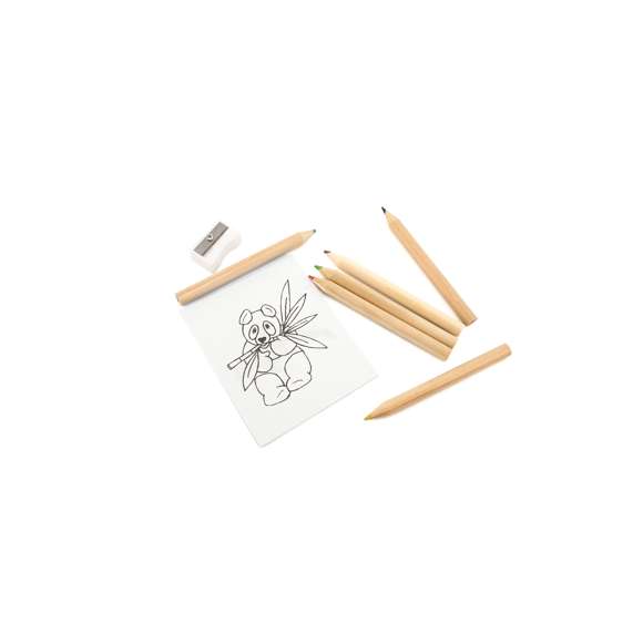 Set de 8 piezas en caja de cartón de acabado natural con ventana. Incluye bloc con dibujos para colorear, sacapuntas y 6 lápices de madera con cuerpo cilíndrico y minas en variados colores.