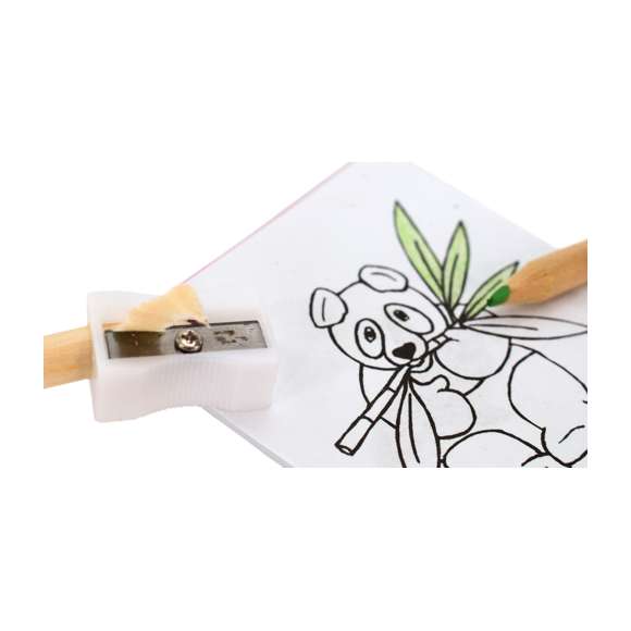 Set de 8 piezas en caja de cartón de acabado natural con ventana. Incluye bloc con dibujos para colorear, sacapuntas y 6 lápices de madera con cuerpo cilíndrico y minas en variados colores.