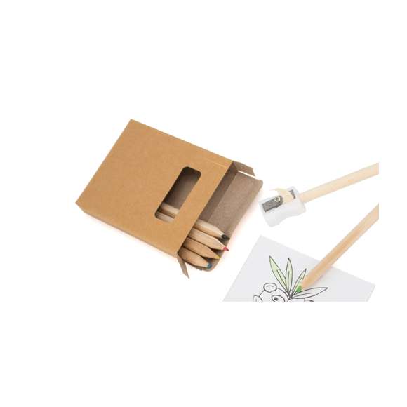 Set de 8 piezas en caja de cartón de acabado natural con ventana. Incluye bloc con dibujos para colorear, sacapuntas y 6 lápices de madera con cuerpo cilíndrico y minas en variados colores.