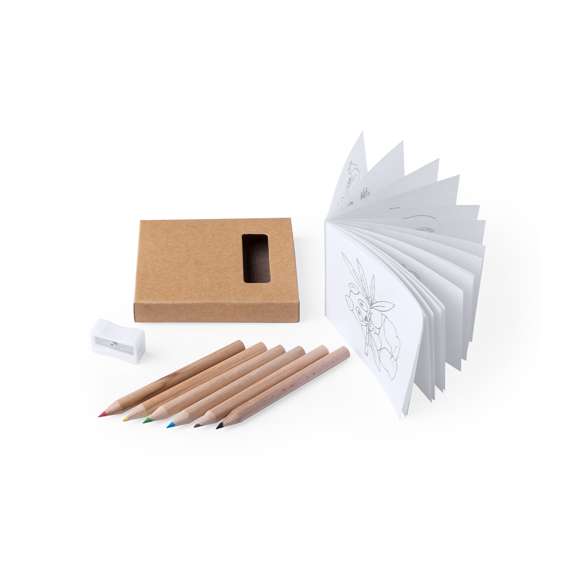 Set de 8 piezas en caja de cartón de acabado natural con ventana. Incluye bloc con dibujos para colorear, sacapuntas y 6 lápices de madera con cuerpo cilíndrico y minas en variados colores.