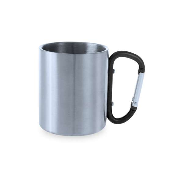 Taza de acero inox de 210ml, con cuerpo de acabado brillante metálico y una funcional asa en forma de mosquetón de colores variados pudiendo ser fácil de transportar. Presentada en una caja de cartón Kraft.