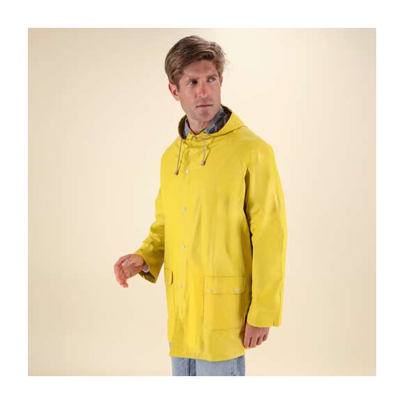 Impermeable en resistente PVC de acabado termosellado en variada gama de colores. Con capucha y cordones de ajuste, cierres de corchete y bolsillos. Disponible en tallas M-L, XL-XXL.