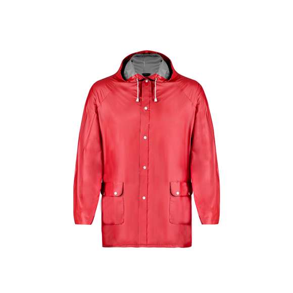 Impermeable en resistente PVC de acabado termosellado en variada gama de colores. Con capucha y cordones de ajuste, cierres de corchete y bolsillos. Disponible en tallas M-L, XL-XXL.
